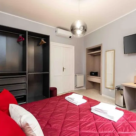 Iron Flat Spagna Steps Apartment